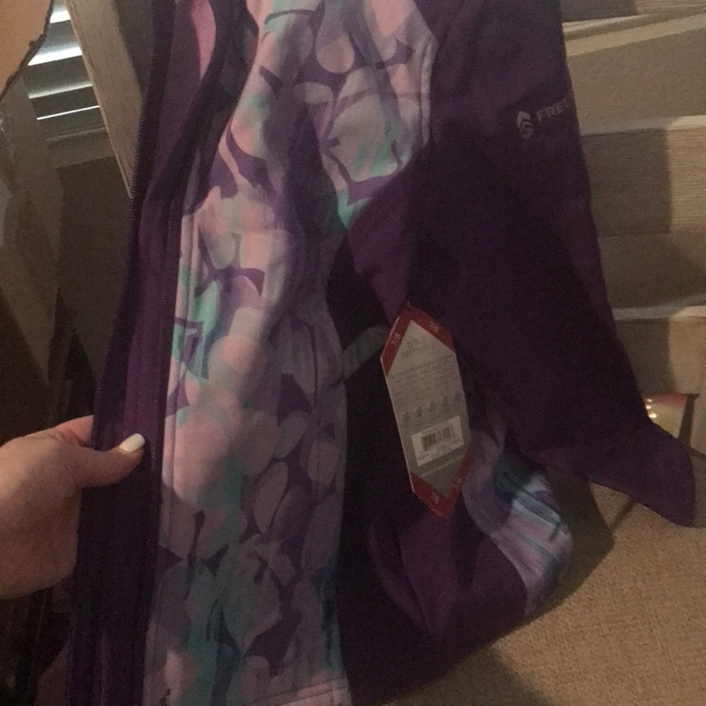 Girls jacket new with tags size 7-8 soft in the inside cute colors